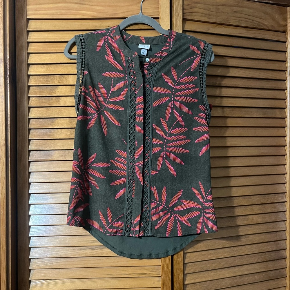 a new day Palm Leaf Sleeveless Blouse - Picture 2 of 6